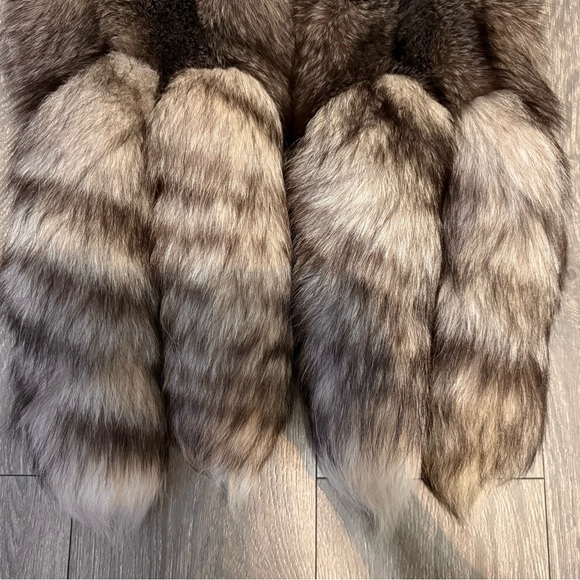 Bloomingdale’s Used Sliver real fox stole used . L-XL. With free Fendi scarf - Picture 4 of 15